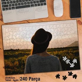 Asil Hobi Şapkalı Kadın-Kır-Çayır-Doğa-Manzara Yapboz-Ayak Destekli Çerçeveli 240 Parça Puzzle