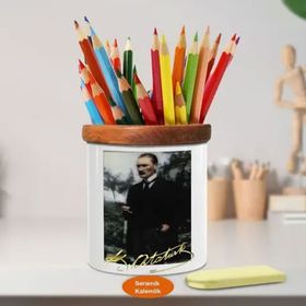 Asilmeydan 449445000 Bahçede Asaletli Mustafa Kemal Ahşap Seramik Kalemlik