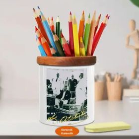 Asilmeydan 449468460 Arkadaşlarıyla Kemal Atatürk Ahşap Seramik Kalemlik