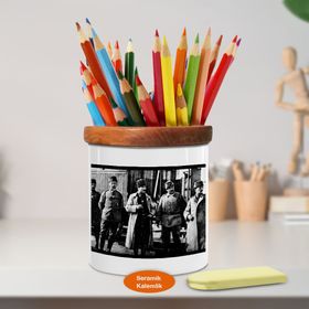 Asilmeydan 449681030 Kalpaklı Paltolu Atatürk Ahşap Seramik Kalemlik