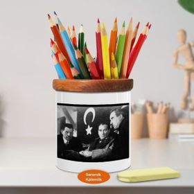 Asilmeydan 449790658 Bayraklı Oturan Kemal Atatürk Ahşap Seramik Kalemlik
