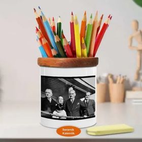 Asilmeydan 449814734 Balkonda Kızı Ülkü Ve Kemal Atatürk Ahşap Seramik Kalemlik