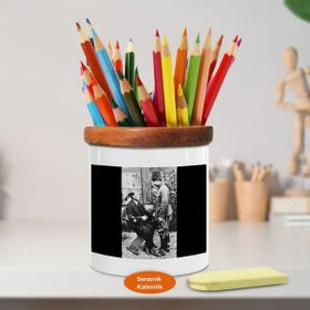 Asilmeydan A1130 Bahçede Mustafa Kemal Atatürk Renkli Ahşap Seramik Kalemlik