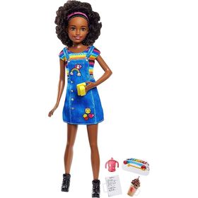 Barbie Bebek Bakıcısı Serisi Siyah Saçlı Bebek ve Aksesuarları