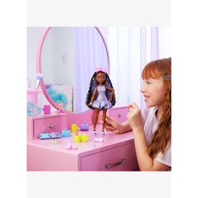 Barbie JGG39 Dream Besties Brooklyn ile Akşam Eğlencesine Hazırlanma