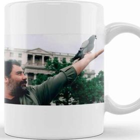 Baskı Dükkanı Ahmet Kaya Elinde Kuş Güvercin Kupa