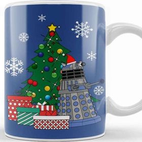 Baskı Dükkanı Dr Who Dalek Around The Christmas Tree Porselen Beyaz Kupa Bardak