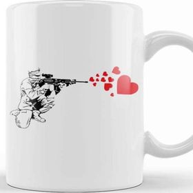 Baskı Dükkanı Graffiti Military Rifle Shooting Out Hearts Artsy Kupa