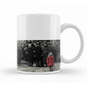 Baskı Dükkanı KB12613 Schindlers List Kırmızı Paltolu Kız Porselen Kupa Bardak