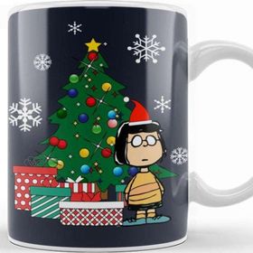 Baskı Dükkanı Marcie Peanuts Around The Christmas Tree Kupa
