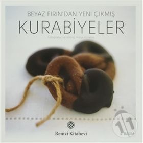 BEYAZ FIRINDAN YENI ÇIKMIŞ KURABIYELER - KOLEKTIF