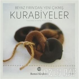 BEYAZ FIRINDAN YENI ÇIKMIŞ KURABIYELER - KOLEKTIF