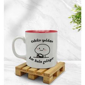 BK 1 Gift Bir Bela Geliyor Tasarımlı İçi Kırmızı Renkli Kupa Bardak