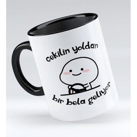 BK 1 Gift Bir Bela Geliyor Tasarımlı Siyah Kupa Bardak