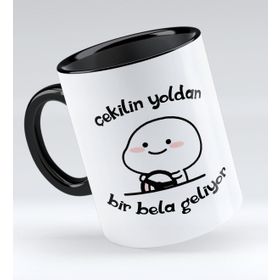 BK 1 Gift Bir Bela Geliyor Tasarımlı Siyah Kupa Bardak