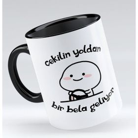 BK 1 Gift Bir Bela Geliyor Tasarımlı Siyah Kupa Bardak