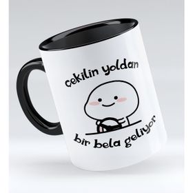 BK 1 Gift Bir Bela Geliyor Tasarımlı Siyah Kupa Bardak