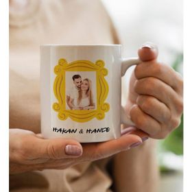 BK Gift Kişiye Özel Fotoğraflı Friends Kapı Çerçevesi Tasarımlı Beyaz Kupa Bardak