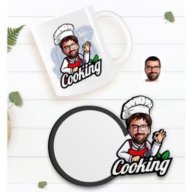 BK Kişiye Özel Erkek Chef Karikatürlü Beyaz Kupa ve Ahşap Bardak Altlığı Hediye Seti