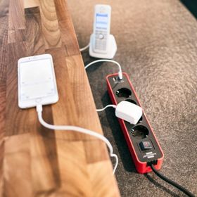 Brennenstuhl Ecolor Serisi 4 Soketli 2 USB Hızlı Şarj Özellikli Kırmızı 1.5 m Uzatma Prizi