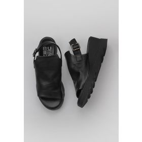 Bueno Shoes 01WY8603 Siyah Deri Kadın Dolgu Topuklu Sandalet