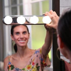 Buffer Pilli Vantuzlu Taşınabilir 4 Led Ampul Kablosuz Parlak Banyo Stüdyo Makyaj Aynası Işığı