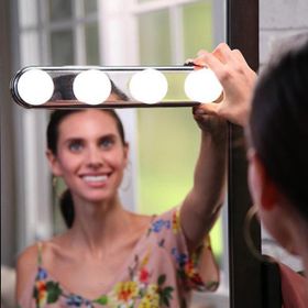Buffer Pilli Vantuzlu Taşınabilir 4 Led Ampul Kablosuz Parlak Banyo Stüdyo Makyaj Aynası Işığı