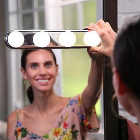 Buffer Pilli Vantuzlu Taşınabilir 4 Led Ampul Kablosuz Parlak Banyo Stüdyo Makyaj Aynası Işığı