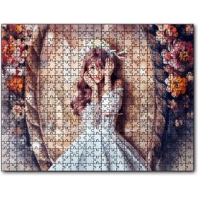 Caka Tablo Ayna Çiçekler Önünde Beyaz Elbiseli Geyik Boynuzlu Kız 255 Parça Puzzle
