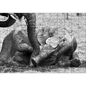 Cakapuzzle Annesiyle Çamurda Oynayan Yavru Fil Siyah Beyaz 120 Parça Ahşap Puzzle