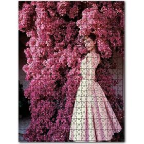 Cakapuzzle Audrey Hepburn Kırmızı Çiçekler Önünde Mdf 120 Parça Puzzle