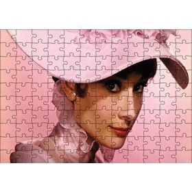 Cakapuzzle Audrey Hepburn Pembe Şapkalı ve Elbiseli Yakın Çekim 120 Parça Ahşap Puzzle