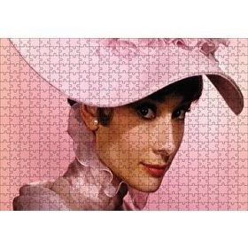 Cakapuzzle Audrey Hepburn Pembe Şapkalı ve Elbiseli Yakın Çekim 120 Parça Ahşap Puzzle