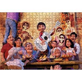 Cakapuzzle Coco Gitarist Çocuk ve Masada Tüm Karakterler Mdf 500 Parça Puzzle