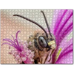 Cakapuzzle Eflatun Çiçeklerin Arasında Boynuzlu Arı Yakın Çekim 120 Parça Puzzle