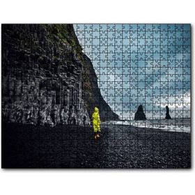Cakapuzzle Kayalıklı Kumsalda Sarı Yağmurluklu Adam Mdf 1000 Parça Puzzle