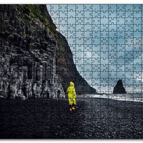 Cakapuzzle Kayalıklı Kumsalda Sarı Yağmurluklu Adam Mdf 120 Parça Puzzle