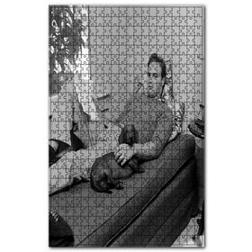 Cakapuzzle Marlon Brando ve Siyah Köpeği Ahşap 255 Parça Puzzle