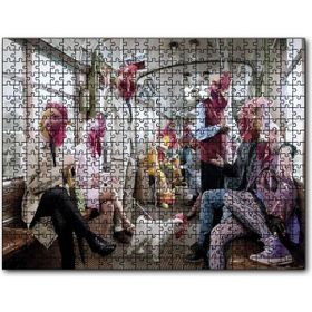 Cakapuzzle Metroda Tavuk Başlıklı Komik Insanlar 255 Parça Puzzle