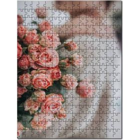Cakapuzzle Pembe Güller ve Arkaplanda Flu Kadın Mdf 500 Parça Puzzle