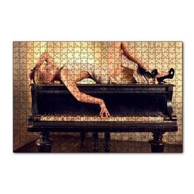 Cakapuzzle Piyano Üzerine Uzanmış Sarışın Kadın 120 Parça Ahşap Puzzle