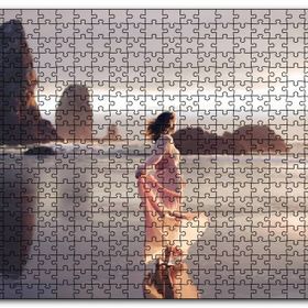 Cakapuzzle Sahilde Kayalıklar ve Pembe Elbiseli Kadın Mdf 120 Parça Puzzle