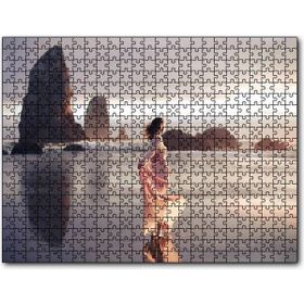 Cakapuzzle Sahilde Kayalıklar ve Pembe Elbiseli Kadın Mdf 120 Parça Puzzle