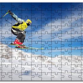Cakapuzzle Sarı ve Beyaz Ceketli Spor Kayakçı Mdf 255 Parça Puzzle