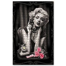 Cakapuzzle Telefonda Marilyn Monroe Görseli Ahşap 500 Parça Puzzle