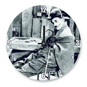 Cakasaat Charlie Chaplin Ayakları Soba İçinde Uyuyor Duvar Saati