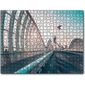 Cakatablo Dubai Köprüsü'nde Balonlu Adam 1000 Parça Puzzle
