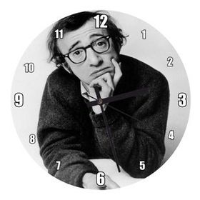 Cakatablo Woody Allen Eli Çenesinde Beyaz Fon Duvar Saati