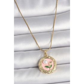 Clariss 316L Çelik Gold Renk Zincir Pembe Çiçek İşlemeli İnci Detay Portre Model Kadın Kolye