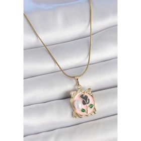 Clariss 316L Çelik Gold Renk Zincir Pembe Mineli Çiçek İşlemli İnci Detay Portre Model Kadın Kolye